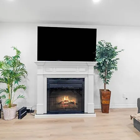 Newly Renovated Entire 4Br House And Big Backyard Villa